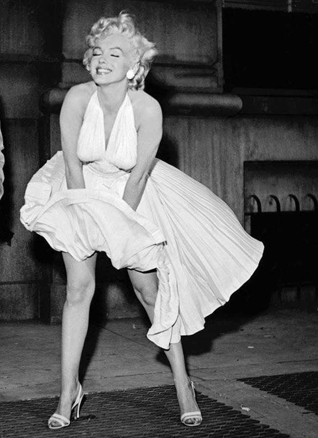Baju paling mahal yang pernah dipakai seleb di karpet merah jatuh pada dress berlipit ikonik Marilyn Monroe. Dress yang dipakai di film Seven Year Itch itu terjual seharga $ 4,6 juta (Rp 61,3 miliaran) di tahun 2011 ketika dilelang di Los Angeles. Foto: Ist.