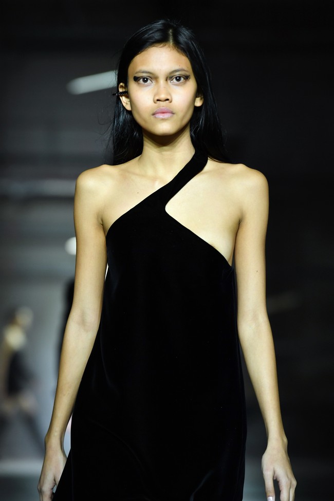 Di usianya yang terbilang masih muda, 19 tahun, Laras Sekar menjadi satu-satunya model Indonesia yang berjalan di catwalk Yves Saint Laurent di Paris Fashion Week 2017 lalu. (Foto: Pascal Le Segretain/Getty Images)