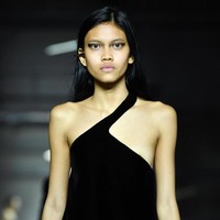 Di usianya yang terbilang masih muda, 19 tahun, Laras Sekar menjadi satu-satunya model Indonesia yang berjalan di catwalk Yves Saint Laurent di Paris Fashion Week 2017 lalu. (Foto: Pascal Le Segretain/Getty Images)