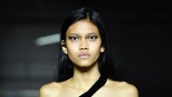 Sebelum Ariel Tatum, Ini Wanita Indonesia yang Catwalk di Paris Fashion Week