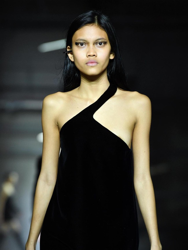 Foto: Ia tampil membawakan dua look yang terdiri dari little black dress dengan neckline asimetris yang seksi, serta busana transparan berpotongan edgy. (Pascal Le Segretain/Getty Images)