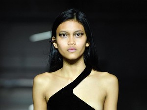 Sebelum Ariel Tatum, Ini Wanita Indonesia yang Catwalk di Paris Fashion Week