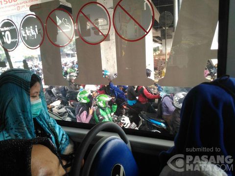 Kondisi kepadatan kendaraan di jalan Mampang-Kuningan