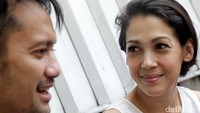 Tatapan penuh cinta dari Mieke kepada Tora.