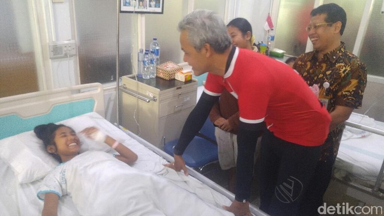 Gubernur Ganjar Jenguk Siswi Niken yang Lumpuh Pasca Imunisasi MR Gubernur Ganjar Jenguk Siswi Niken yang Lumpuh Pasca Imunisasi MR