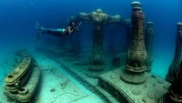 Selain menaruh terumbu karang, mereka juga menaruh beberapa patung seni dan miniatur-miniatur kecil ke dalam laut (Neptune Memorial Reef/Facebook)