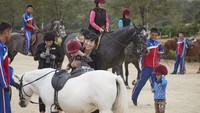 Dijelaskan Han Lagu Chol, foto ini menceritakan tentang Donju (kaum elit Korea Utara) yang senang berkuda. Naik kuda di Korea Utara harganya KPW 100.000 (atau jika dirupiahkan sekitar Rp 1,4 juta) untuk satu jam (Chris Petersen-Clausen/CNN Travel)