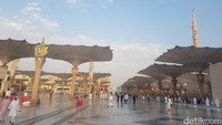 Payung raksasa elektrik menambah keindahan Masjid Nabawi di Madinah (Triono/detikTravel)