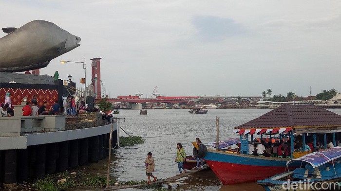 Warga memadati Benteng Kuto Besak Palembang.