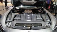 Mercedes-AMG GT R ini menggendong mesin V8 4.0 liter dengan turbocharger ganda. Mesin ini memiliki tenaga hingga 585 daya kuda pada 6.250 rpm dengan torsi maksimal 700 Nm pada 1.900 – 5.500 rpm.