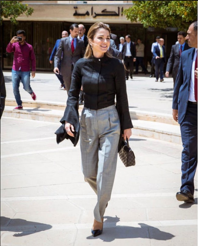 Kemeja hitam jadi lebih mencuri perhatian dengan detail tangan bell-sleeve. Foto: Dok. Instagram/Queen Rania Al Abdullah