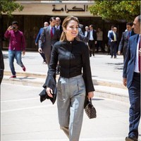 Kemeja hitam jadi lebih mencuri perhatian dengan detail tangan bell-sleeve. Foto: Dok. Instagram/Queen Rania Al Abdullah