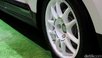 Tampilan sporty bisa dilihat dari bagian bawah mobil. Wuling Confero S ini menggunakan pelek Work Emotion CR 16 inci. Pelek itu dibalut dengan ban Toyo DRB berukuran 205/55/16.
