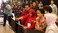 Iriana Joko Widodo, Mufidah Jusuf Kalla, dan Nies Martowardojo meninjau sejumlah gerai pameran.