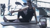 Seperti yang dapat dilihat di media sosial Instagram-nya, Tatjana Saphira terlihat tak pernah absen dari sesi latihan di gym, termasuk di akhir pekan. Foto: Instagram/tatjanasaphira 