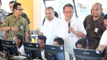 Peninjauan langsung Menkominfo Rudiantara ke daerah terpencil untuk melihat pamanfaatab akses internet. (Foto: BAKTI/Kominfo)
