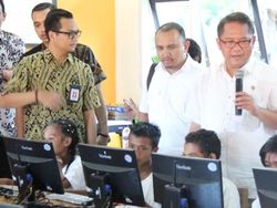Bertaruh Nyawa Demi Akses Internet di Daerah Pelosok