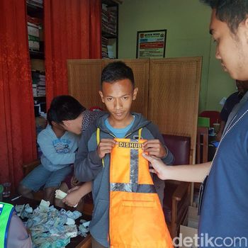 Saber Pungli Ciduk 11 Tukang Parkir Liar di Asrama Haji Cirebon 