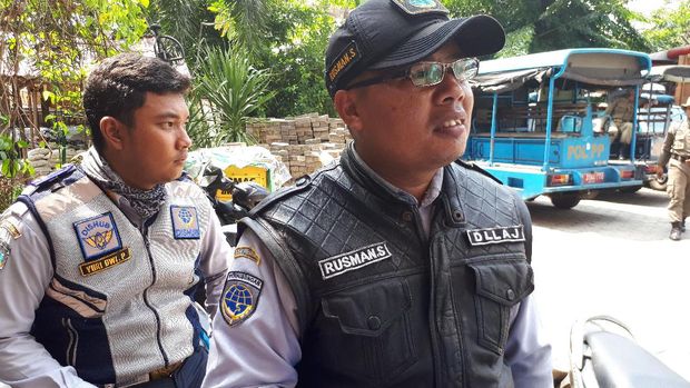 Komandan Regu Dishub Kecamatan Johar Baru, Rusman Suryadi, kegiatan ini untuk mengembalikan fungsi trotoar bagi pejalan kaki.
