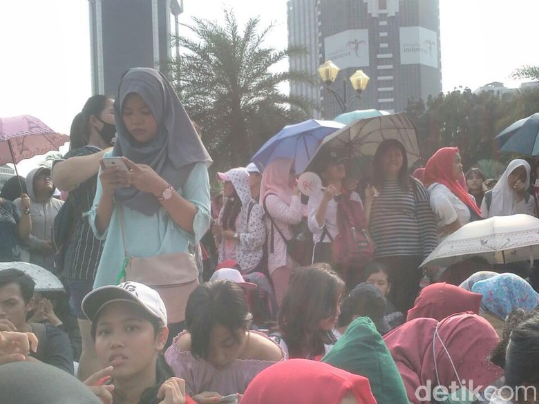 Foto: Fans Antre dari Pagi untuk Taeyeon-Hyoyeon di Countdown Asian Games 2018 (Azhry Puspa Salmyra Zenny/detikHOT) Foto: Fans Antre dari Pagi untuk Taeyeon-Hyoyeon di Countdown Asian Games 2018 (Azhry Puspa Salmyra Zenny/detikHOT)