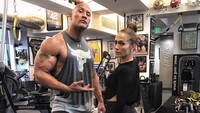 Jennifer Lopez merupakan salah satu rekan gym The Rock. Sama-sama sudah berusia di atas 45 tahun, keduanya masih nampak sehat dan bugar. (Foto: instagram/@therock)