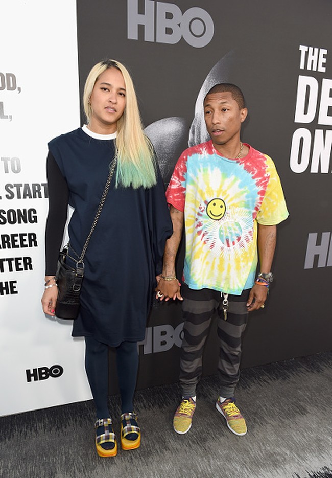 Seleb pria lain yang tidak setinggi pasangannya adalah Pharrel Williams. Apalagi saat sang istri Helen Lasichanch pakai high heels atau tata rambut top bun di karpet merah. Foto: Getty Images