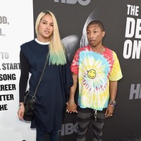 Seleb pria lain yang tidak setinggi pasangannya adalah Pharrel Williams. Apalagi saat sang istri Helen Lasichanch pakai high heels atau tata rambut top bun di karpet merah. Foto: Getty Images