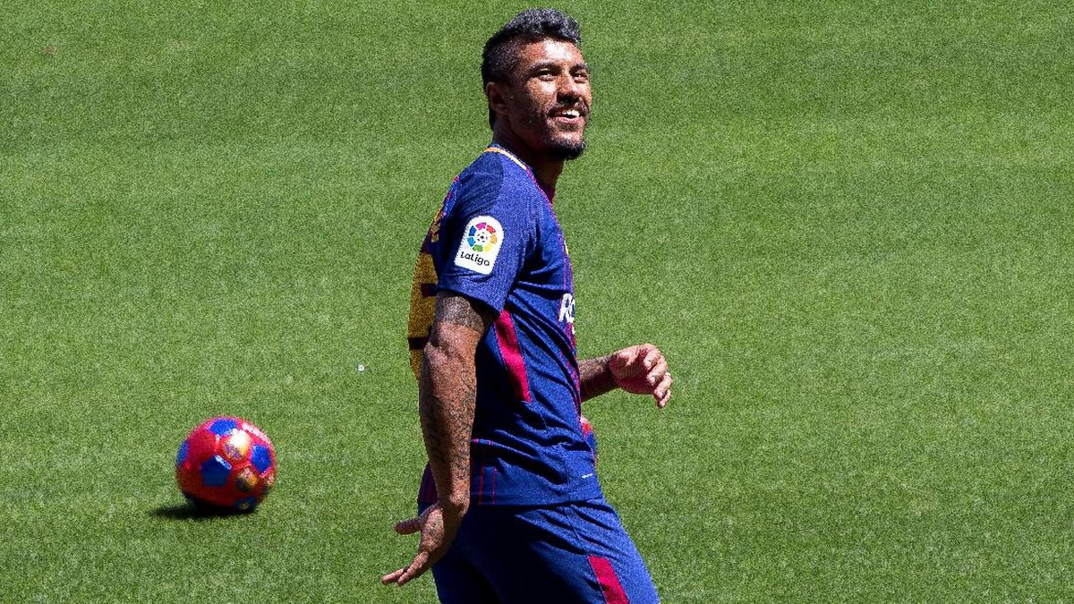 Paulinho dalam acara perkenalannya di Camp Nou (Reuters)