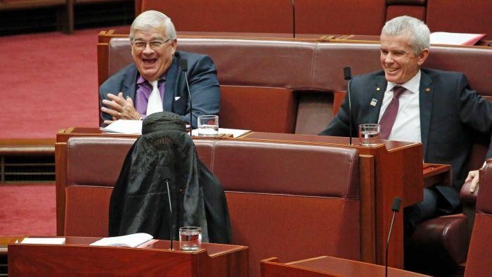 Pauline Hanson Dikecam karena Mengenakan Burka di Parlemen