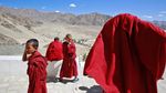 Foto: Biksu-biksu Cilik di Pegunungan Himalaya