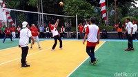 Menteri Keuangan Sri Mulyani bertanding voli melawan mitra yang terdiri dari Bank Indonesia, OJK, dan Kementerian Koordinator Perekonomian di Lapangan Banteng, Jakarta Pusat, Jumat (18/8/2017).