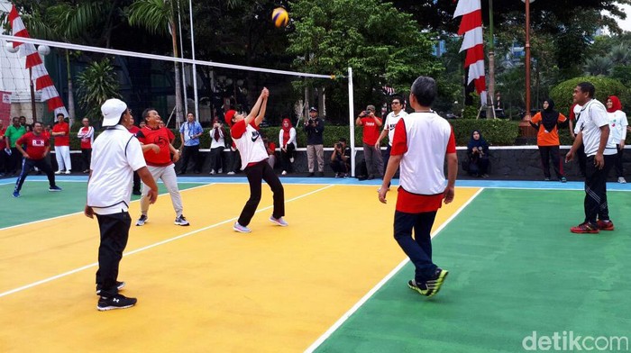 Menteri Keruangan Sri Mulyani ikut serta dalam pertandingan voli dalam rangka memeriahkan HUT ke-72 RI di Lapangan Banteng, Jakarta Pusat, Jumat (18/8/2017).