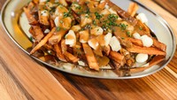 Kanada merupakan salah satu negara yang terdiri dari banyak etnis dan budaya sehingga menghasilkan kuliner yang beragam. Seperti Poutine, kentang goreng dengan pasuan saus cokelat. Foto: Istimewa