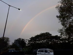 Ada Pelangi Kembar di Langit Surabaya, Fenomena Apa yang Terjadi?