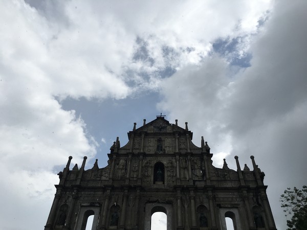 Sisi dinding bagian depan yang tersisa dilestarikan dan dijadikan tempat wisata sejarah. Gereja ini telah mengalami beberapa kebakaran, yaitu di tahun 1595, 1601, dan 1835. Uniknya, bagian depannya selalu utuh dan tak ikut runtuh (Foto: Aji/detikTravel) Sisi dinding bagian depan yang tersisa dilestarikan dan dijadikan tempat wisata sejarah. Gereja ini telah mengalami beberapa kebakaran, yaitu di tahun 1595, 1601, dan 1835. Uniknya, bagian depannya selalu utuh dan tak ikut runtuh (Foto: Aji/detikTravel)