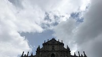 Sisi dinding bagian depan yang tersisa dilestarikan dan dijadikan tempat wisata sejarah. Gereja ini telah mengalami beberapa kebakaran, yaitu di tahun 1595, 1601, dan 1835. Uniknya, bagian depannya selalu utuh dan tak ikut runtuh (Foto: Aji/detikTravel)