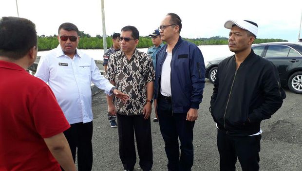  Tim evakuasi dipimpin langsung oleh Deputi Operasi Bakamla Laksma Rahmat Eko Rahardjo dan Kepala Biro Umum Bakamla Laksmana Pertama Suradi Agung Slamet.