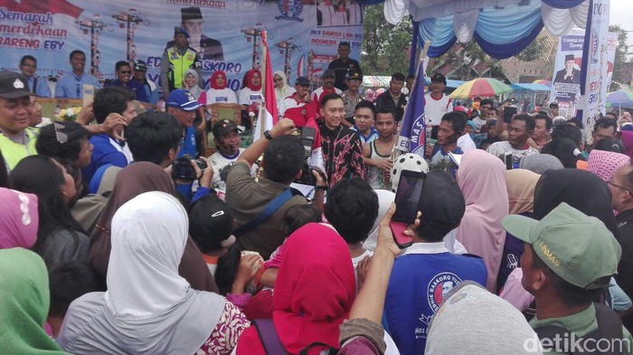 Ibas Jadi Wasit Lomba Panjat Pinang di Magetan