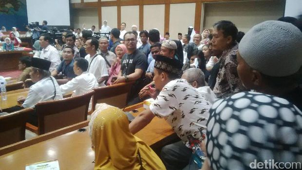 Sambil Terisak, Agen First Travel Cerita ke DPR Dicaci Maki Jemaah