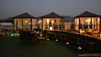 Ambrosia Restaurant yang ada di Yunani ini dikenal dengan keindahan alam dan budaya lokalnya. Pemandangan lautan indah, dan perumahan warga yang berbukit-bukit plus makanan tradisional yang lezat jadi pengalaman terindah. (Foto: Istimewa)