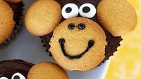 Cupcake cokelat dioles krim cokelat, biskuit manis bisa ditempelkan untuk wajah dan telinga monyet. Jangan lupa permen untuk matanya.Foto: Istimewa