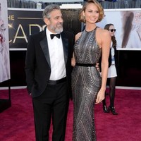 Stacy Keibler juga hampir selalu lebih tinggi dari pasangannya, termasuk dengan mantan pacar George Clooney. Foto: Getty Images