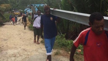 Selain itu, warga pun turut serta membantu. (Foto: BAKTI/Kominfo)