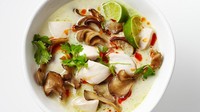Thailand terkenal dengan jajanan kaki lima yang murah dan enak. Selain Tom Yum, ada Tom Kha Kai, yaitu kari ayam berkuah santan yang harum berempah. Foto: Istimewa