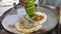 Martabak telur ala jajanan SD ini agaknya berbeda. Loyang datar yang diberi sedikit minyak digunakan untuk memasak kulit lumpia yang didalamnya diberi telur puyuh, irisan daun bawang, bumbu bubuk dan juga saus. Harganya beragam, untuk penggunaan telur puyuh dibandrol dengan harga Rp 3.000 dan telur ayam dibandrol dengan harga Rp 5.000 per porsinya. (Foto: Istimewa)