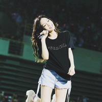 Saat konser solonya, Persona, Taeyeon pun bercelana pendek. Kali ini ia tampil lebih santai dengan T-shirt longgar dan short jeans. Foto: Instagram