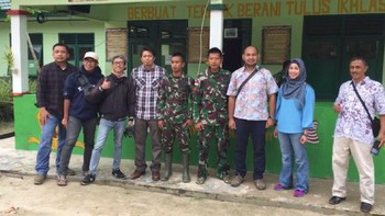 Tim BAKTI bersama personil TNI di daerah terpencil. (Foto: BAKTI/Kominfo)