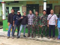 Bertaruh Nyawa Demi Akses Internet di Daerah Pelosok