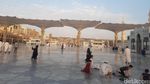 Foto: Matahari Terbit dan Payung Raksasa di Masjid Nabawi