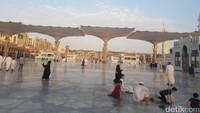 Masjid Nabawi dibangun pada tahun 662 Masehi. Di dalam kompleks masjid, ada makam Nabi Muhammad SAW dan dua sahabat, Abu Bakar dan Umar bin Khattab (Triono/detikTravel)